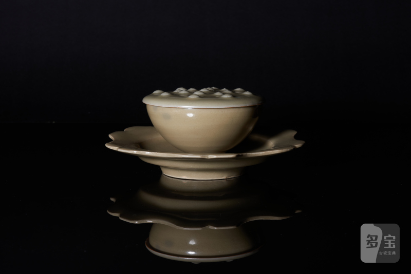 明代 龙泉窑莲子花口盖杯、托盘一套 - 图10